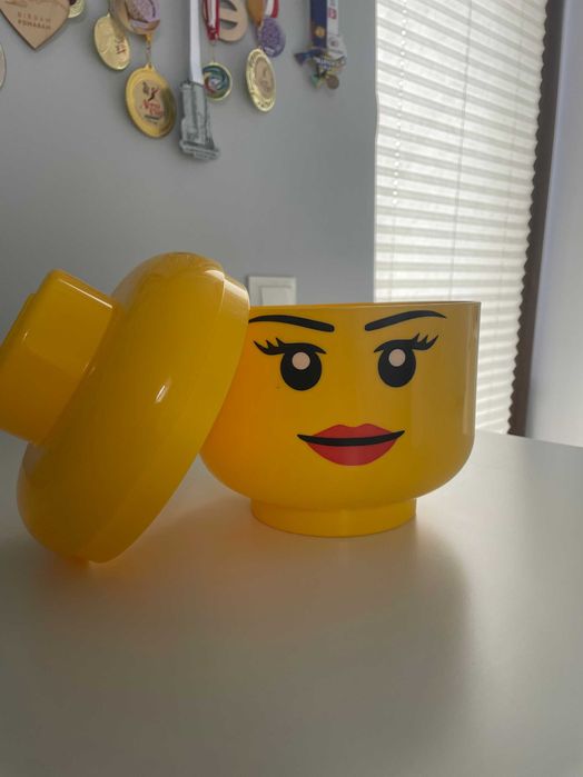 Pojemnik na lego głowa.