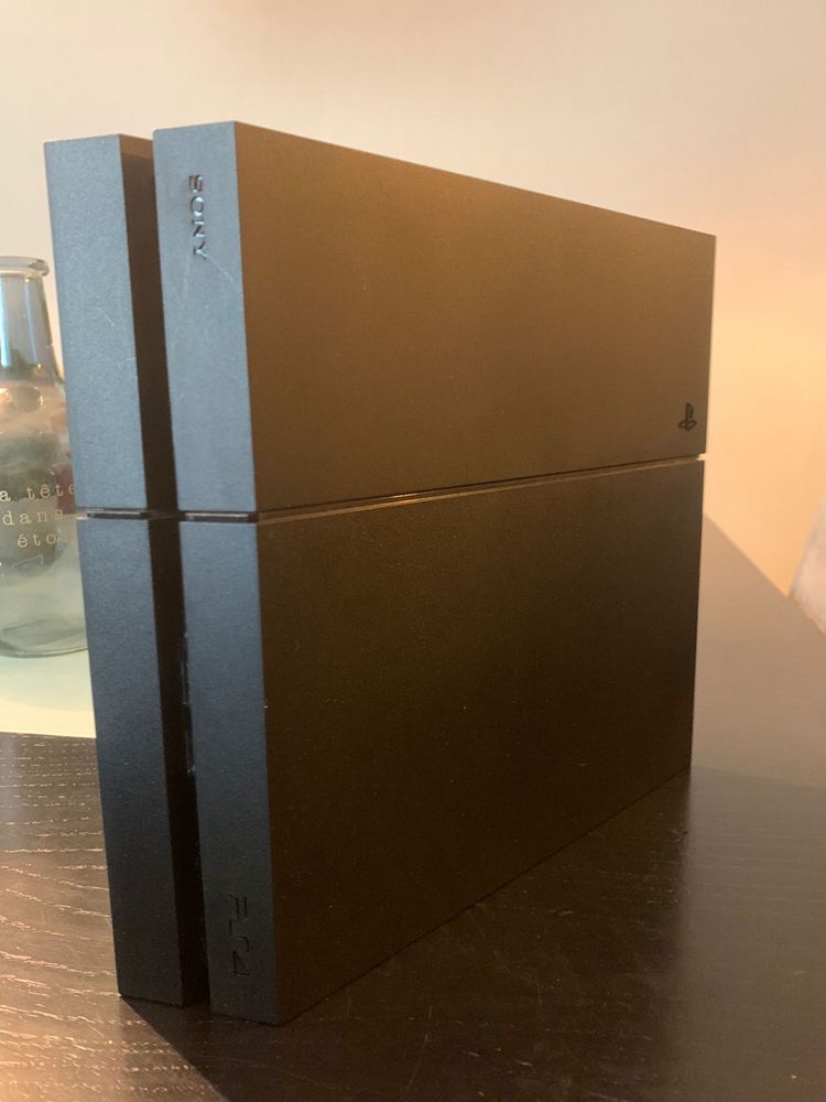 PlayStation 4 +  5 jogos Ps4