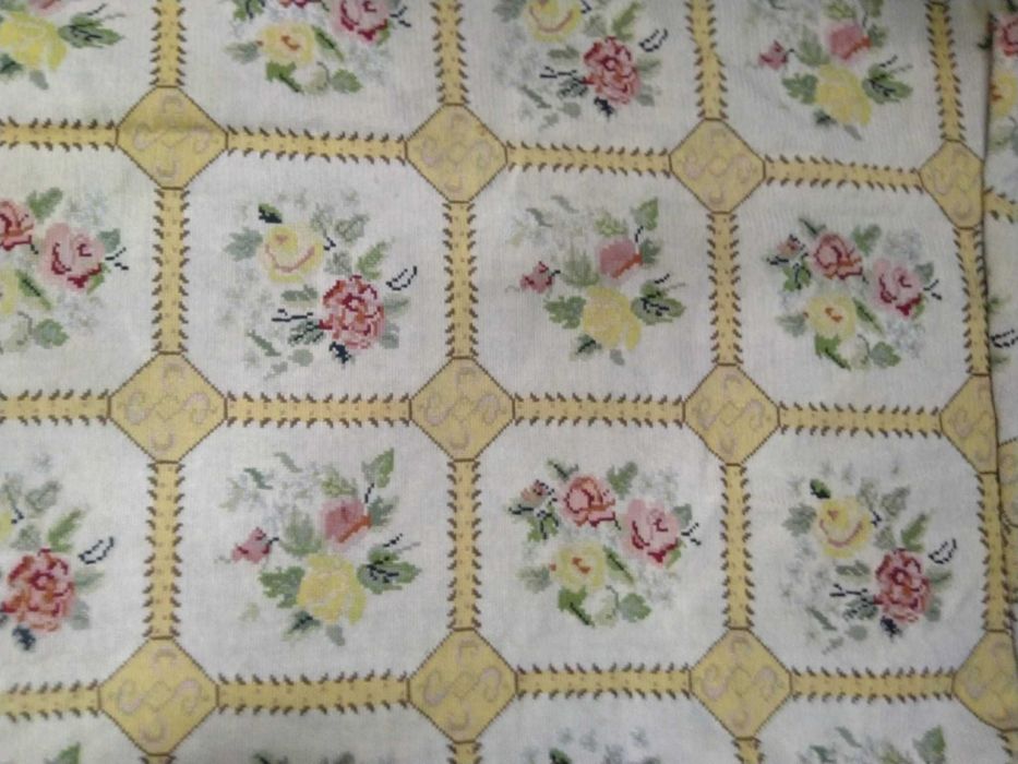 Vendo tapete grande de Arraiolos. Antigo. Ponto pequeno. Restaurado.