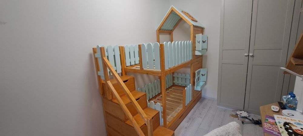 Łóżko piętrowe domek drewniany lakierowany +kolor