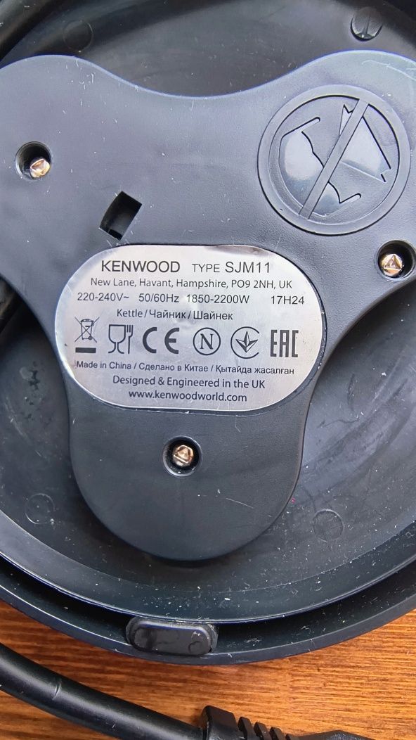 Электрочайник KENWOOD SJM 11 (SJM 110) в рабочем состоянии.