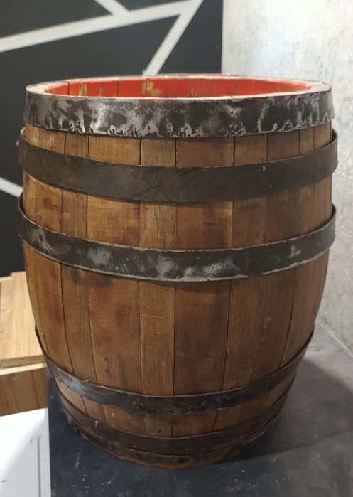 Mała stara drewniana beczka