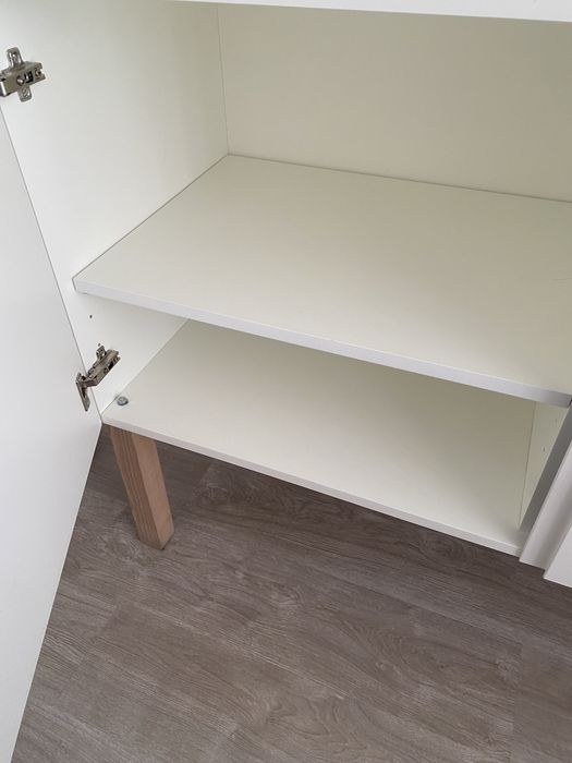 Aparador lacado branco com pés em madeira