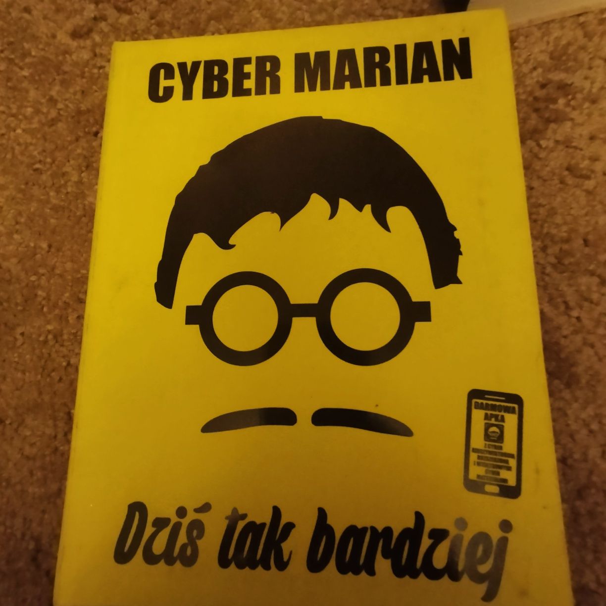 Książka Cyber Marian pod tytułem Dziś tak bardziej