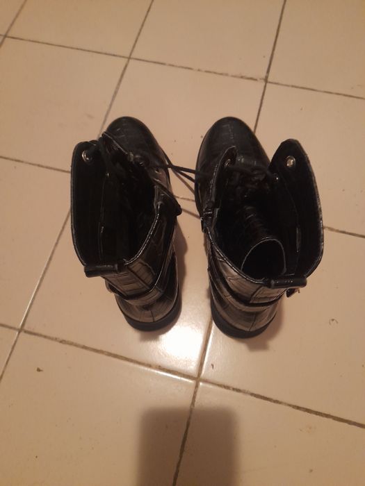 Botas de senhora pretas com atacadores.