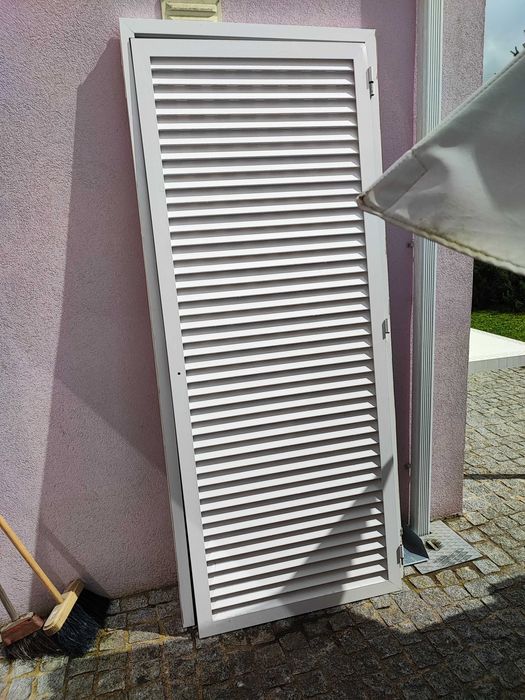 Porta com moldura, metálica branca, lacada para exterior quase nova