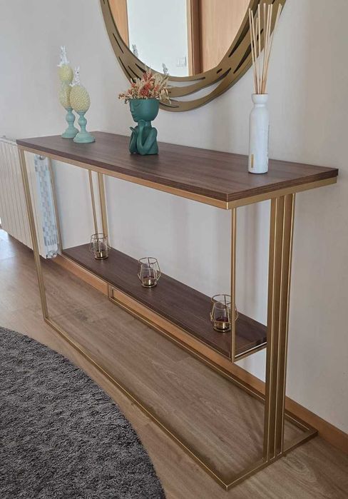 Consola madeira cor nogueira
Medidas  140x40x90 cm  ( CxLxA )