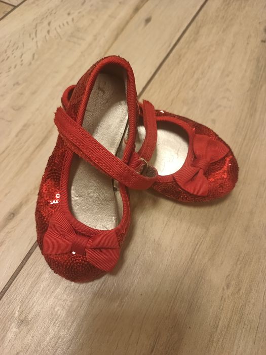 Dziewczęce niemowlęce czerwone buciki do sukienki z kokardkami Primark