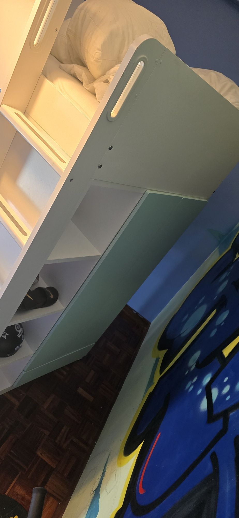 Cama de criança com secretaria