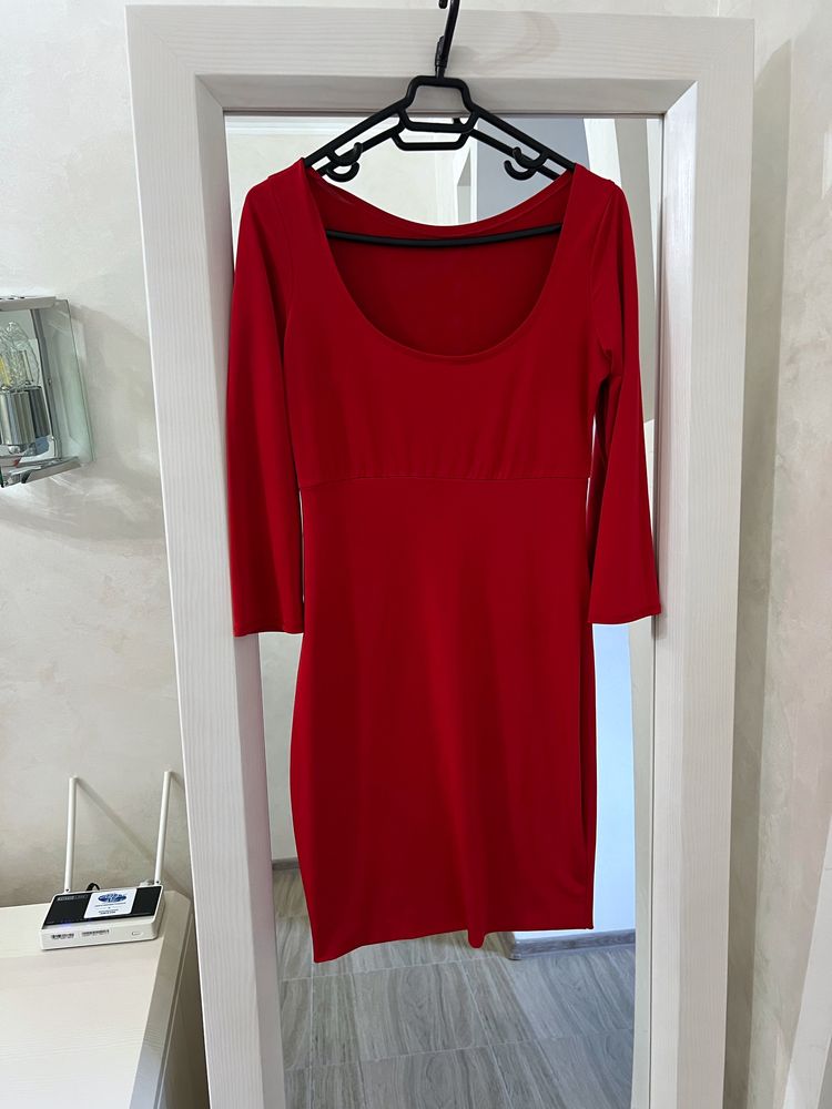 Платье красное М
