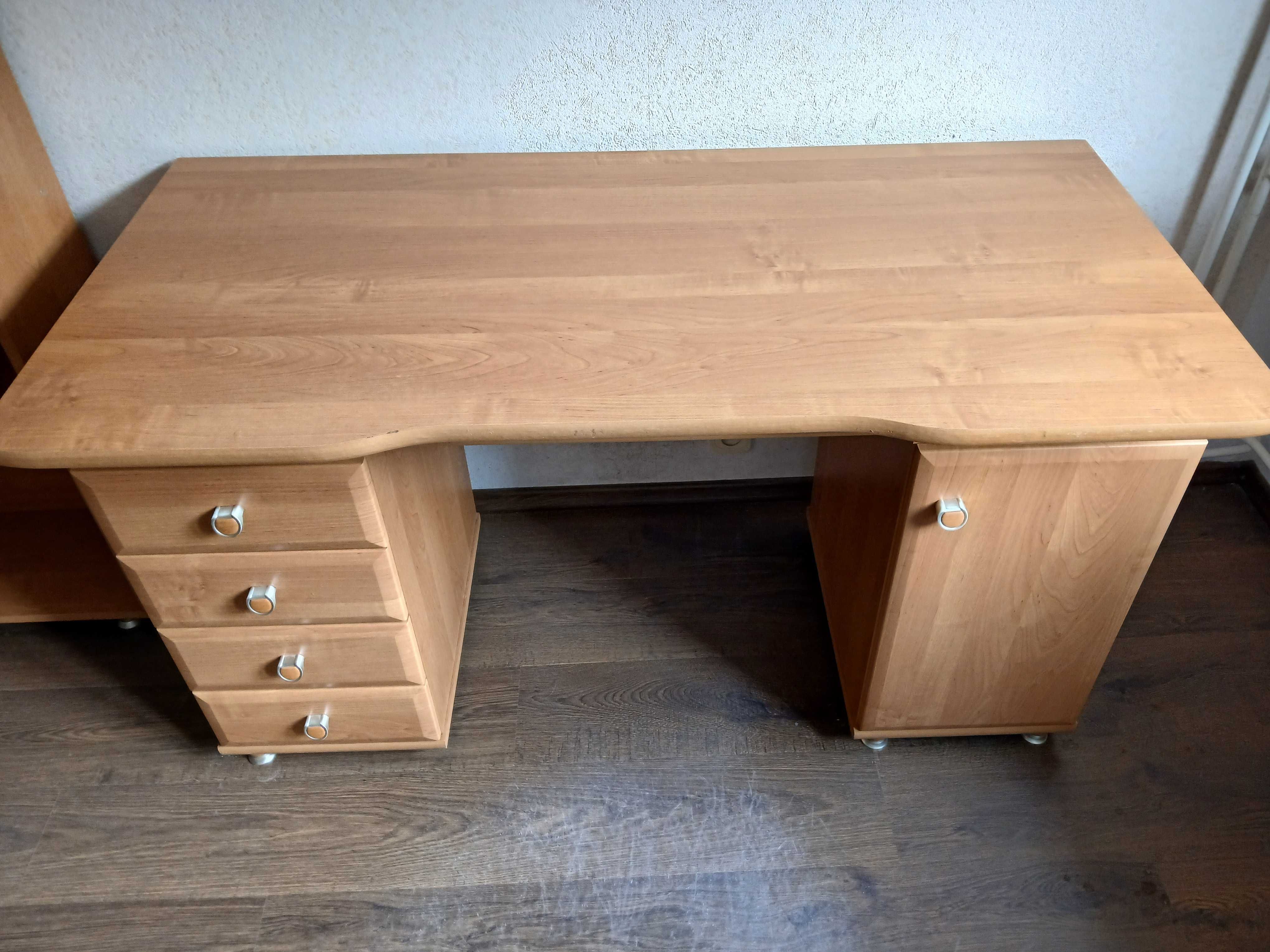 Biurko - solidne - szer 136 cm