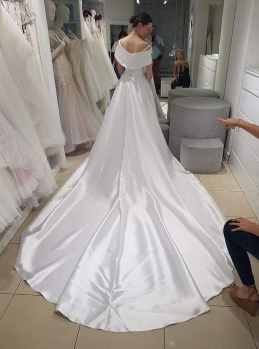 Suknia ślubna minimalistyczna tren panna młoda elegancka Pardyka