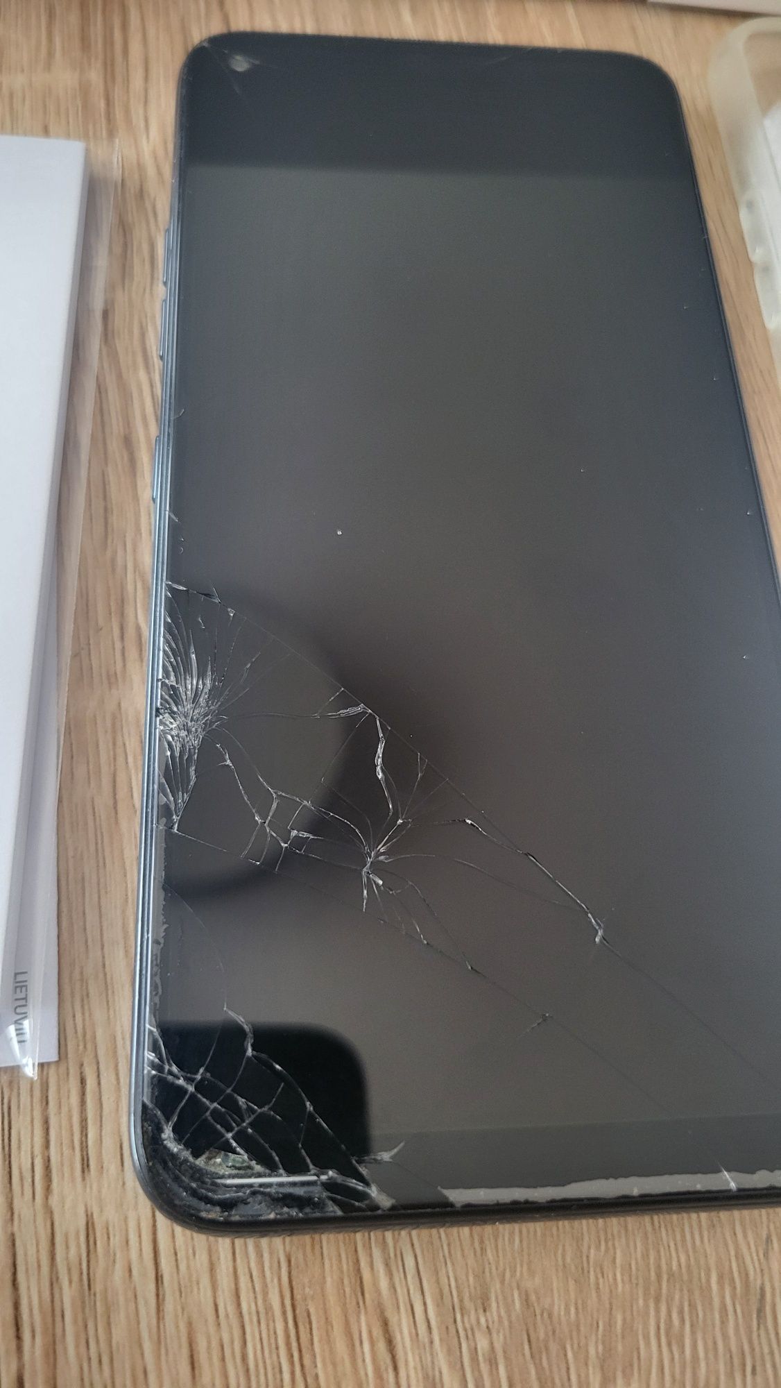 LG K61 smartphone z rozbitym wyświetlaczem