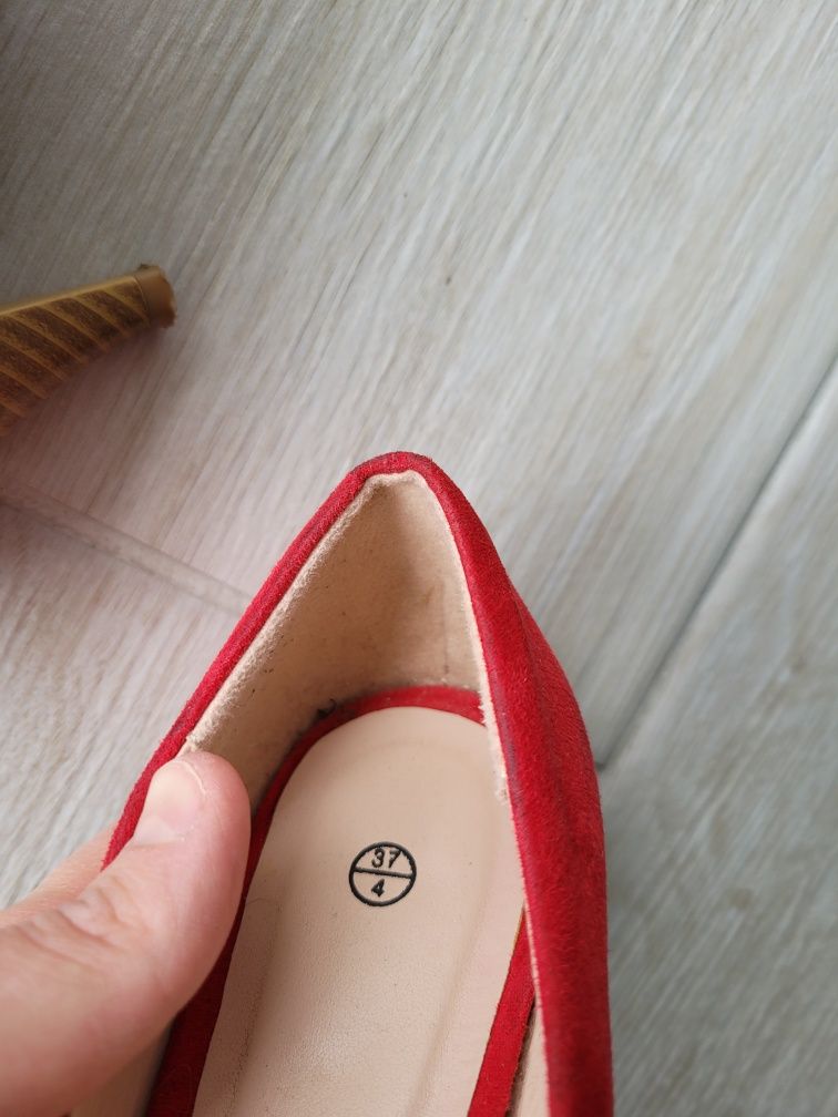 Czerwone buty czółenka szpilki na niskim obcasie zamsz 37