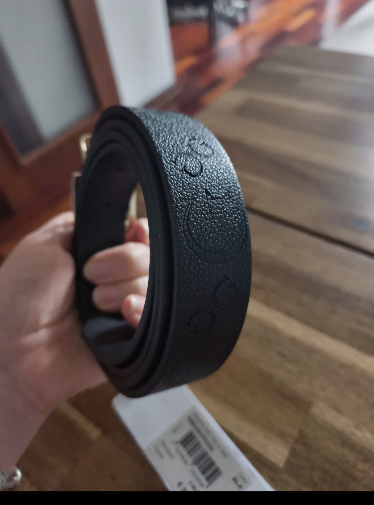 Cinto novo com etiqueta, original da Guess,pequeno defeitos nos furos