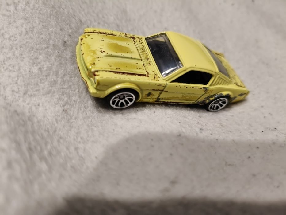 Hot Wheels '65 Ford Mustang 2+2 Fastback z serii Silver Series.