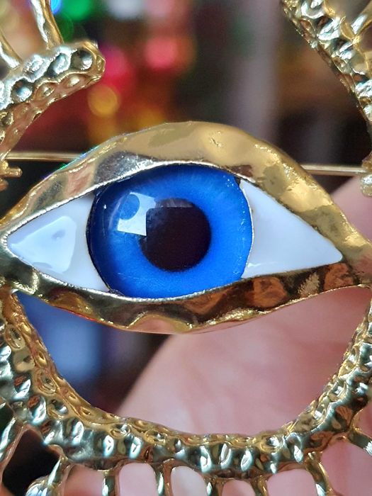 Broche pregadeira alfinete surrealista olho azul dourado
