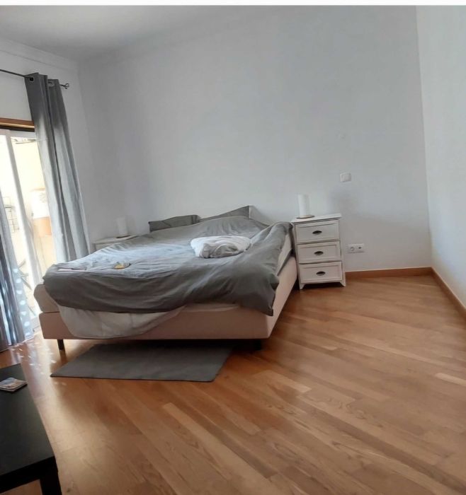 Cama casal + mesas de cabeceira + colchão