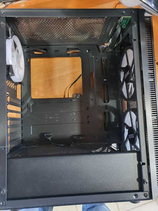 Корпус полноразмерный ATX Qube QB бок стекло. 2 вент 200 мм и 120 ARGB