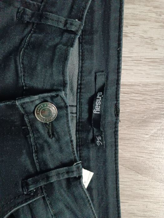 Czarne spodnie Sinsay 36 S z ozdobnymi zamkami