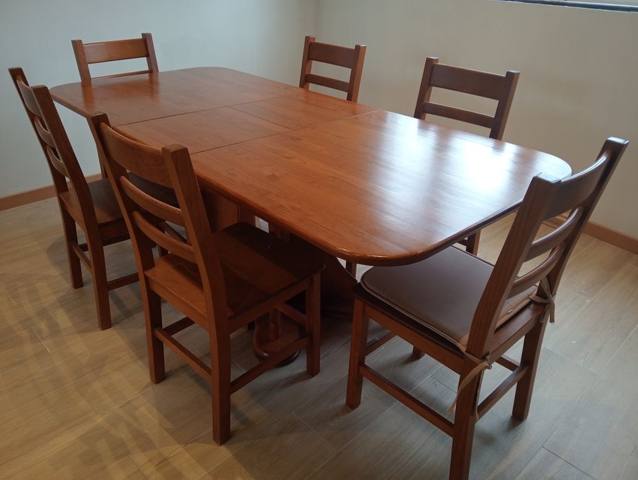 Conjunto de mesa de sala de jantar e cadeiras e um armário