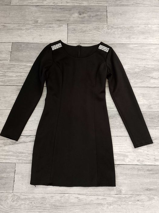 Elegancka sukienka swiateczna czarna z cekinowymi kamieniami 36