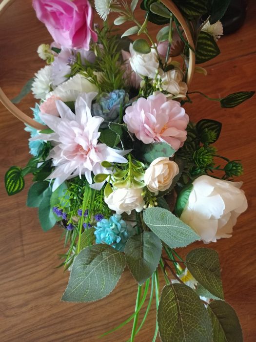 Kompozycja nagrobna na plasterku drewna