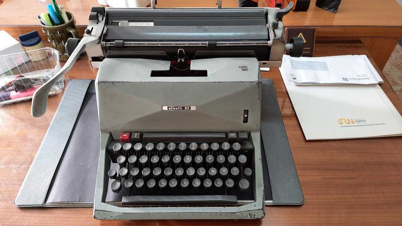 Máquina de Escrever Olivetti 82