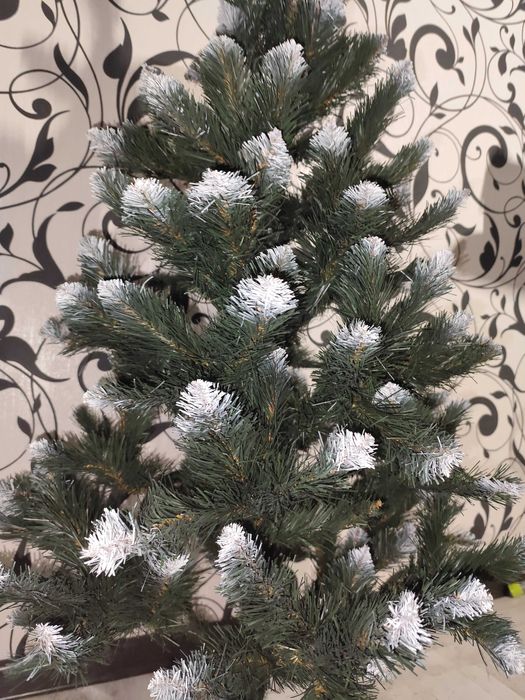 Затишна ялинка з засніженими кінчиками. Ідеальний стан!
