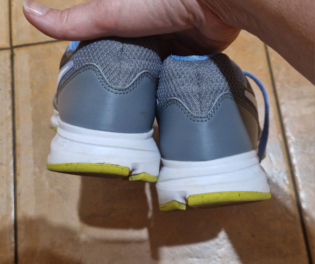 Кросівки Nike 37.5