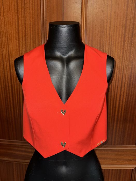 Colete vermelho Sahoco com botões dourados em forma coração