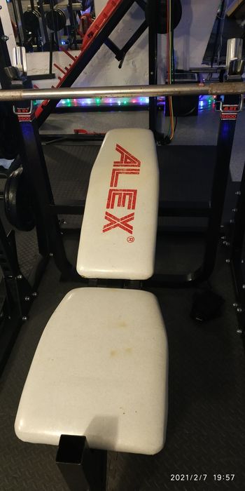 Ławka z modlitewnikiem i prasą na nogi