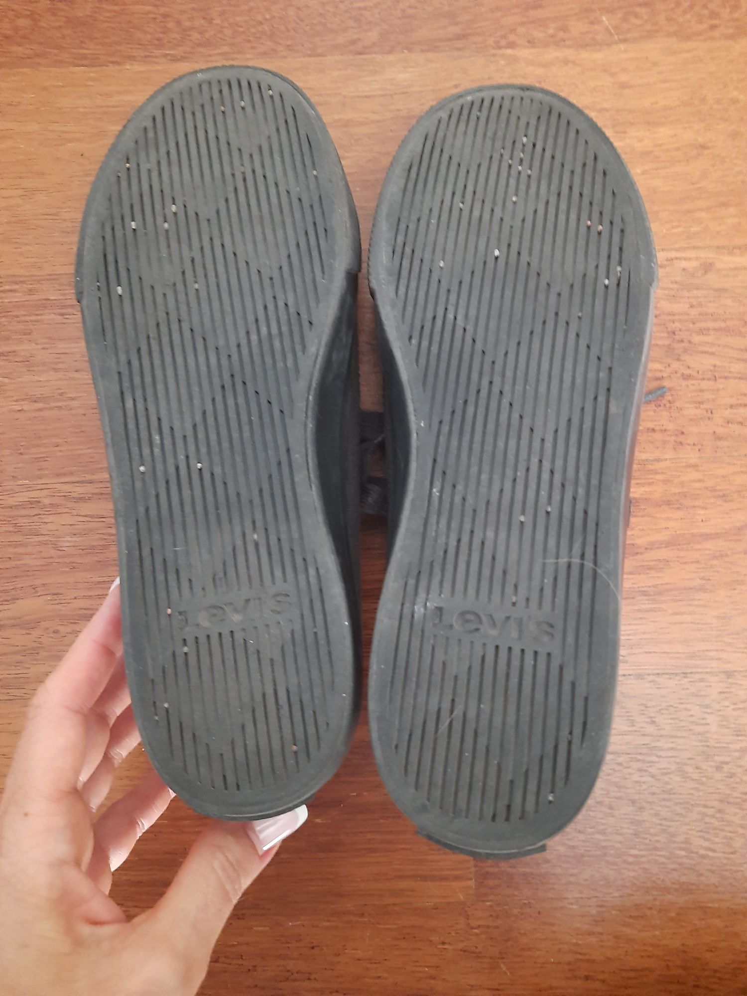 Czarne damskie trampki Levi's Guess rozmiar 40