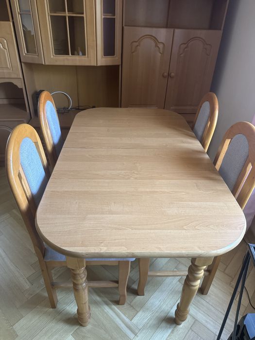 Rozkładany stół wraz z krzesłami