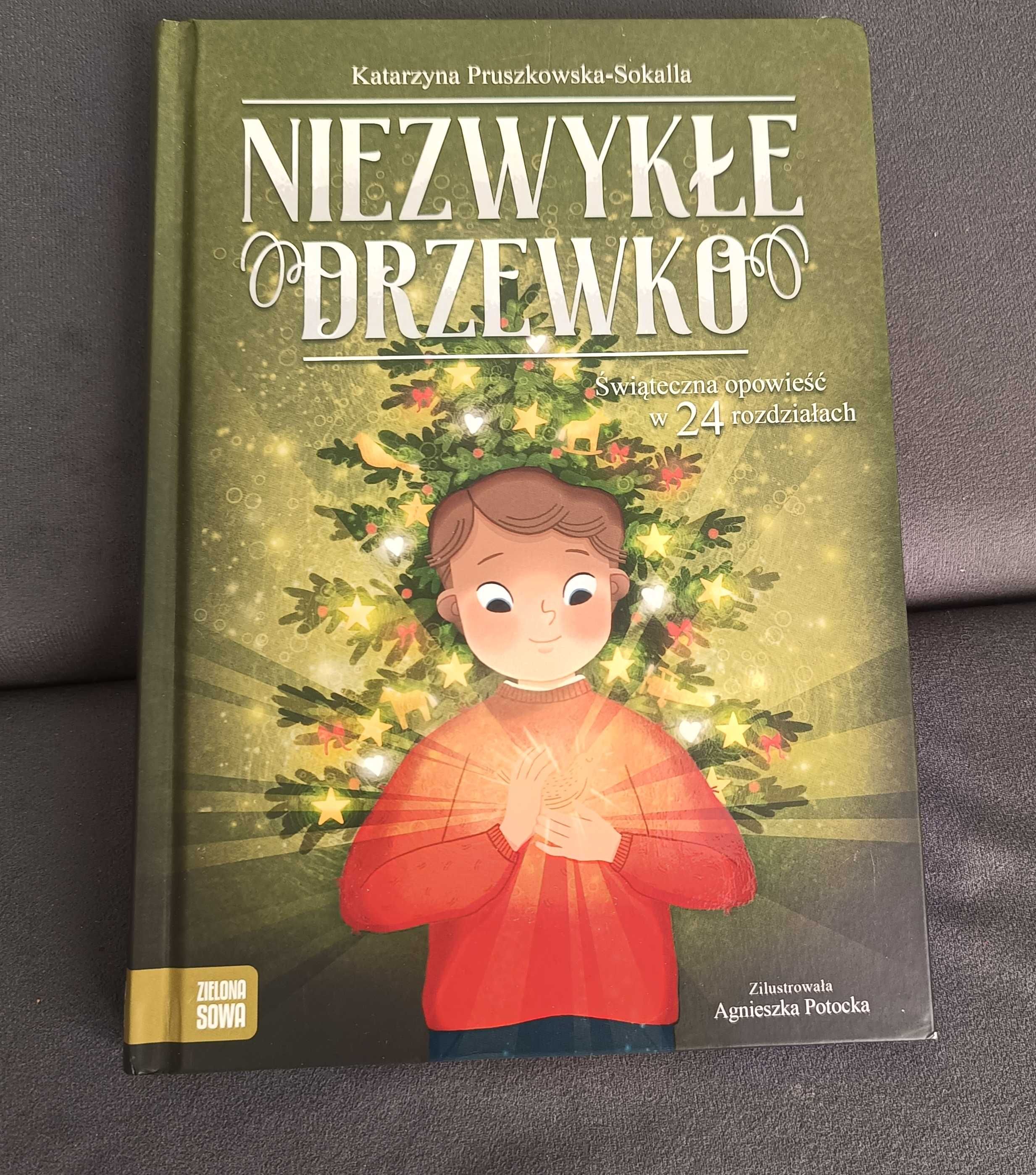 Niezwykłe drzewko. Świąteczna opowieść w 24 rozdziałach