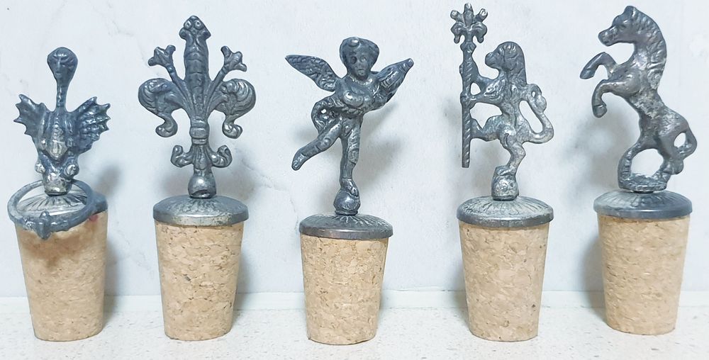 Lindo conjunto de 5 rolhas de garrafas figurativos em estanho