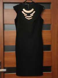 Sukienka "mała czarna" ze złotymi zdobieniami na dekolcie wieczorowa