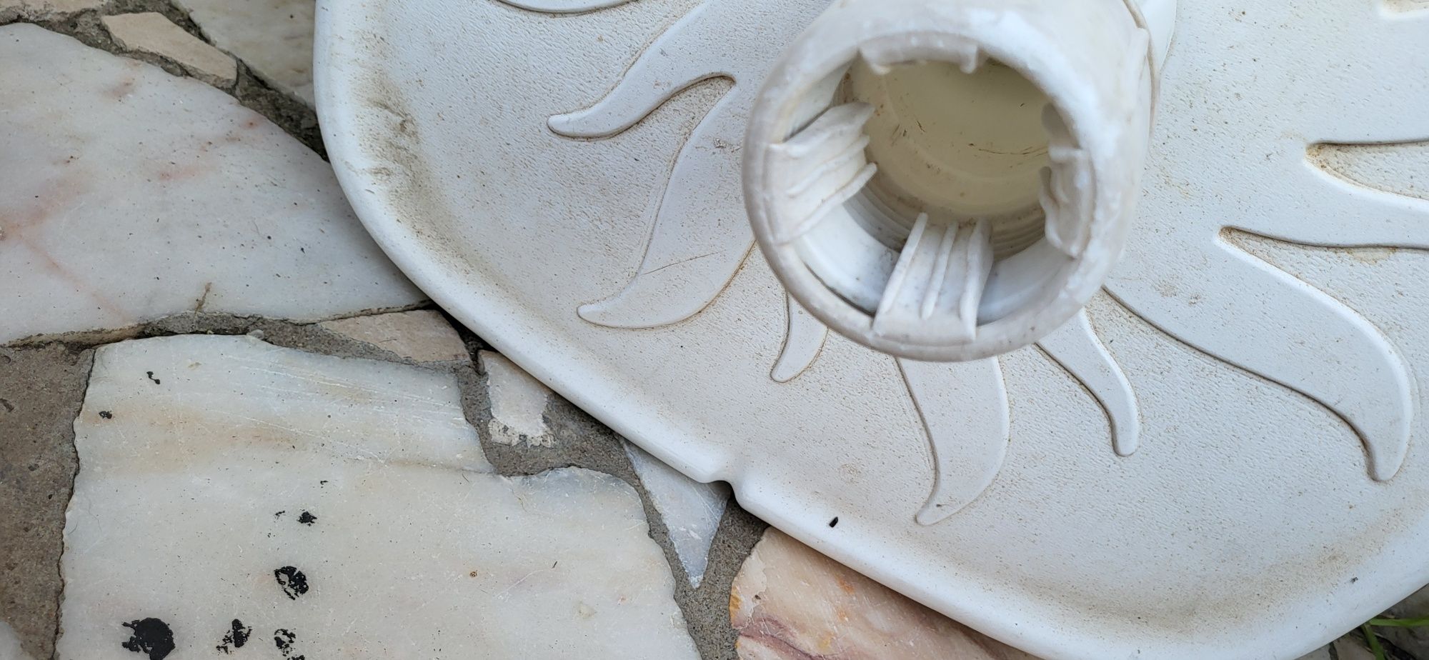 Base de chapéu de sol cheia com cimento  outra para encher com água