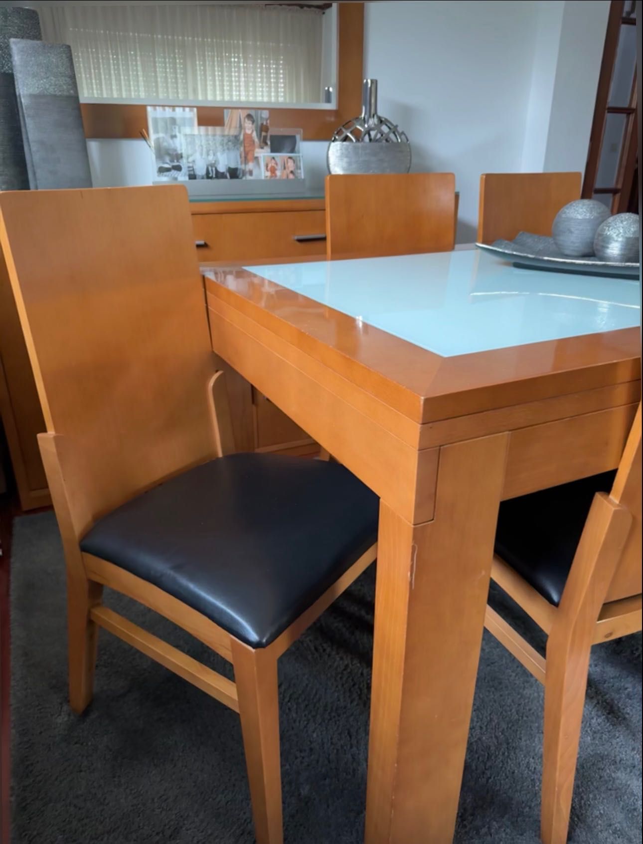 Conjunto de mesa de jantar e cadeiras