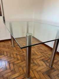 Mesa com tqmpo de vidro