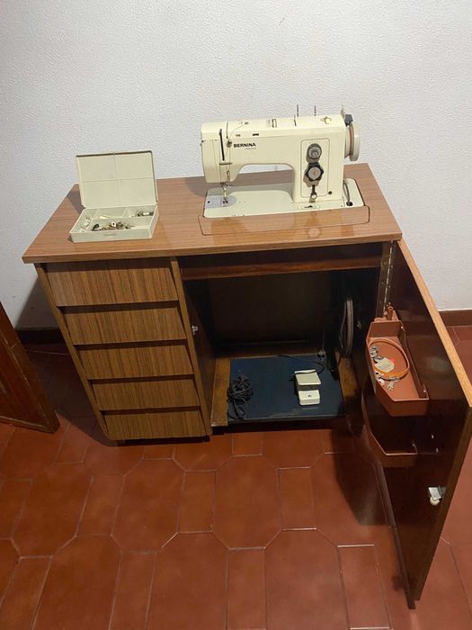 Excelente máquina de costura Bernina 840 com Móvel. Muito boa condicāo