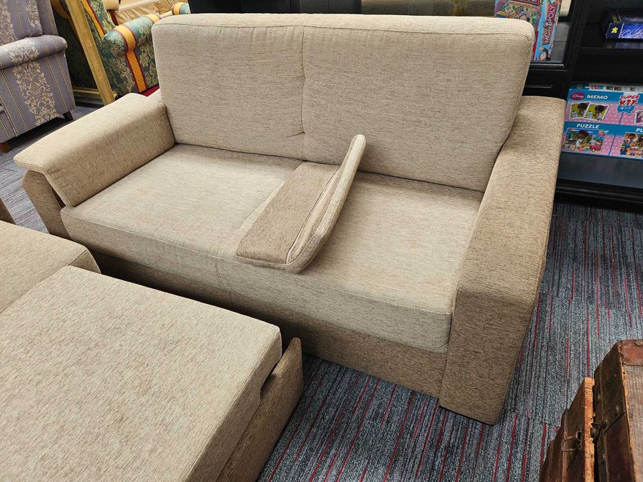 Sofá de dois lugares em tecido - Sem zonas rasgadas