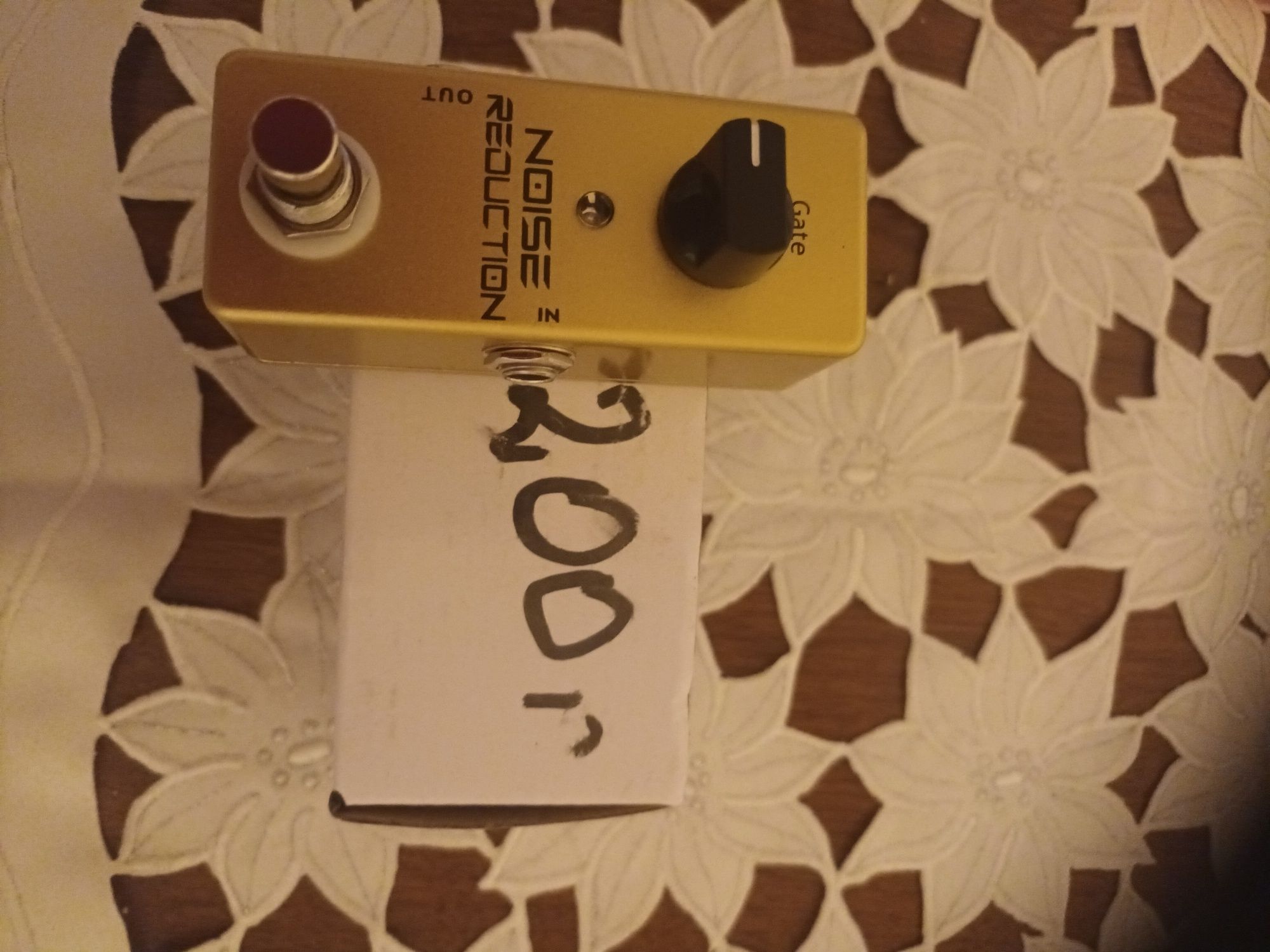 pedał efektu gitarowego typu Noise Reduction (redukcja szumów) z funkc