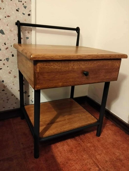 Duas mesas de cabeceira