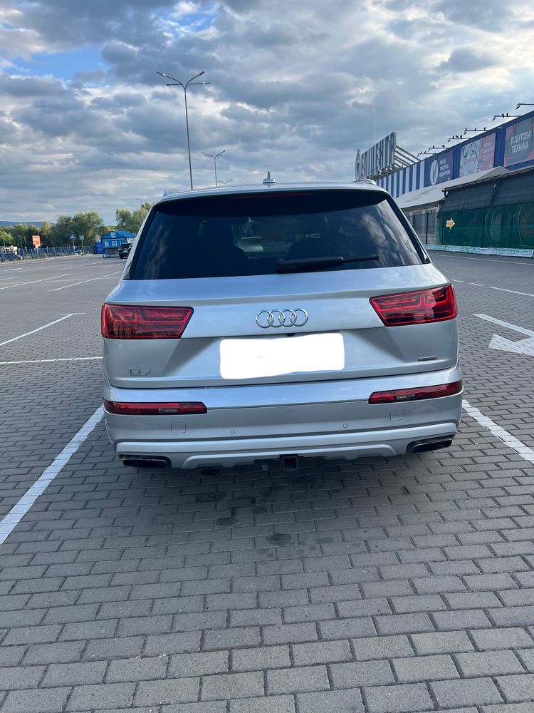 Автомобіль Audi Q7 2016  3.0 бензин