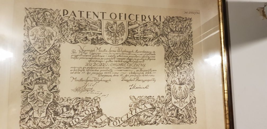 Patent oficerski z podpisami Piłsudskiego i Mościckiego.