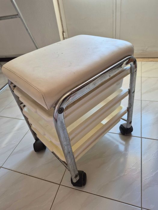 Banco de pedicure branco profissional