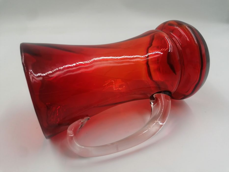 Duży czerwony szklany kufel, kolorowe szkło PRL