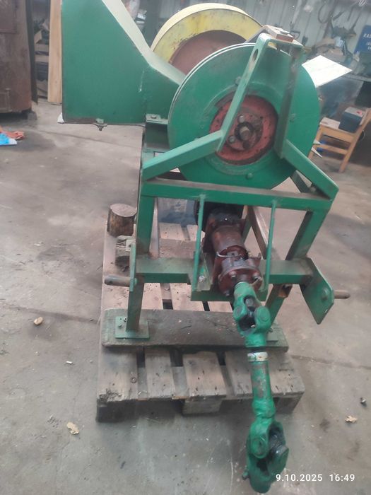 Rębak rozdrabniacz do gałęzi na wałek wom