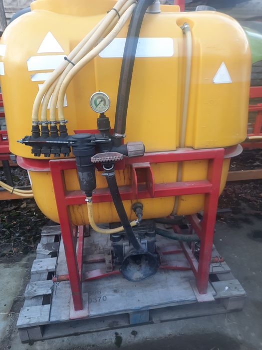 Sprzedam opryskiwacz ramieniowy polowy 400l.